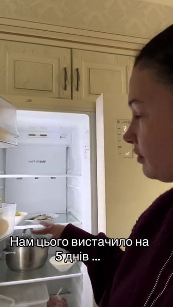Анастасия Приходько показывает свой холодильник