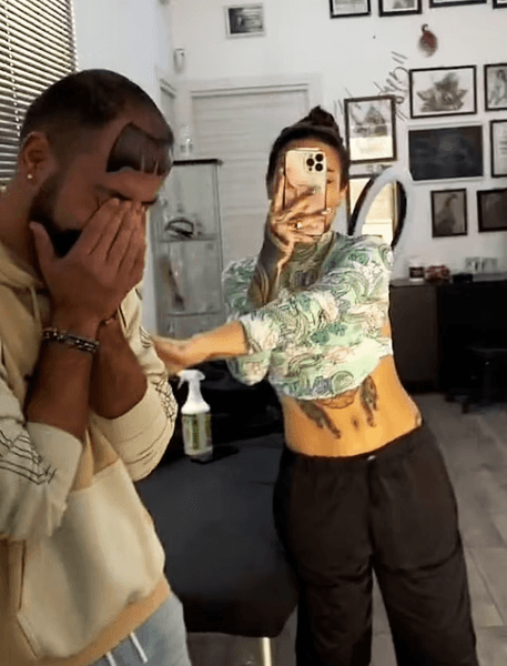 Татуювання на лобі, тату, татуювання волосся, тату чубчика на лобі, вірусний ролик, малюнок на голову, чоловік, що лисіє, лисина, випадіння волосся