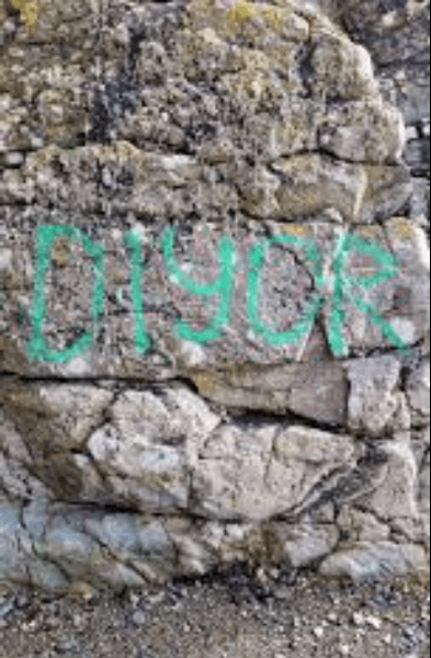 Острів Англсі, британський острів, бухта, пляж, місцеві жителі, туристи, акт вандалізму, три слова, незнайома мова, іноземні слова, райське місце,