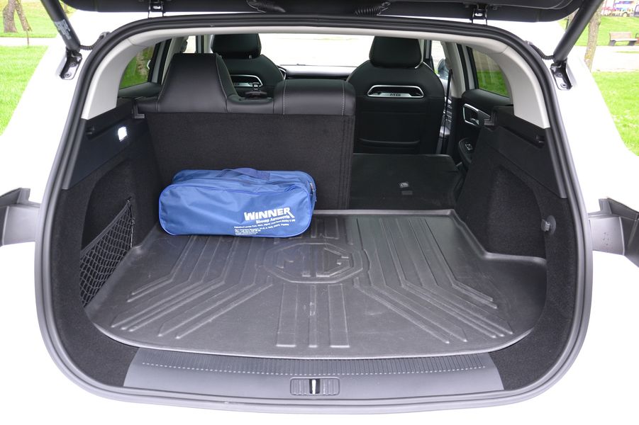 Зі складеними задніми сидіннями виходить рівна підлога