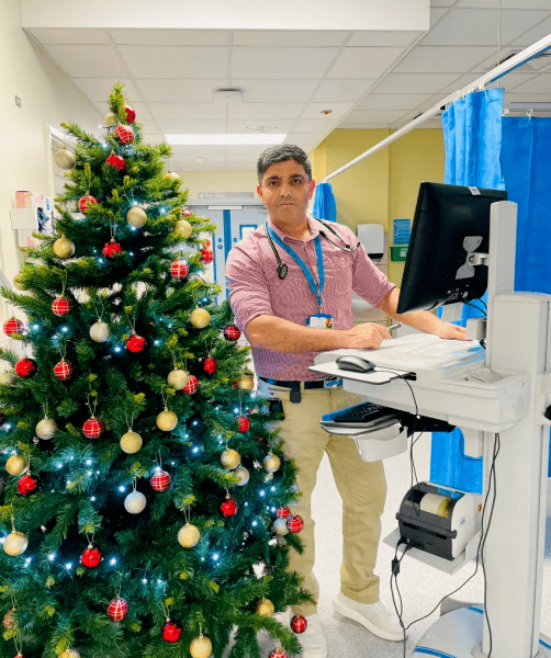 Доктор спаси пътник от самолета с помощта на Apple Watch Лекарят спаси пътника от самолета с помощта на Apple Watch, лекар, лекар, часовник, липса на кислород в кръвта, стюардеса, полет