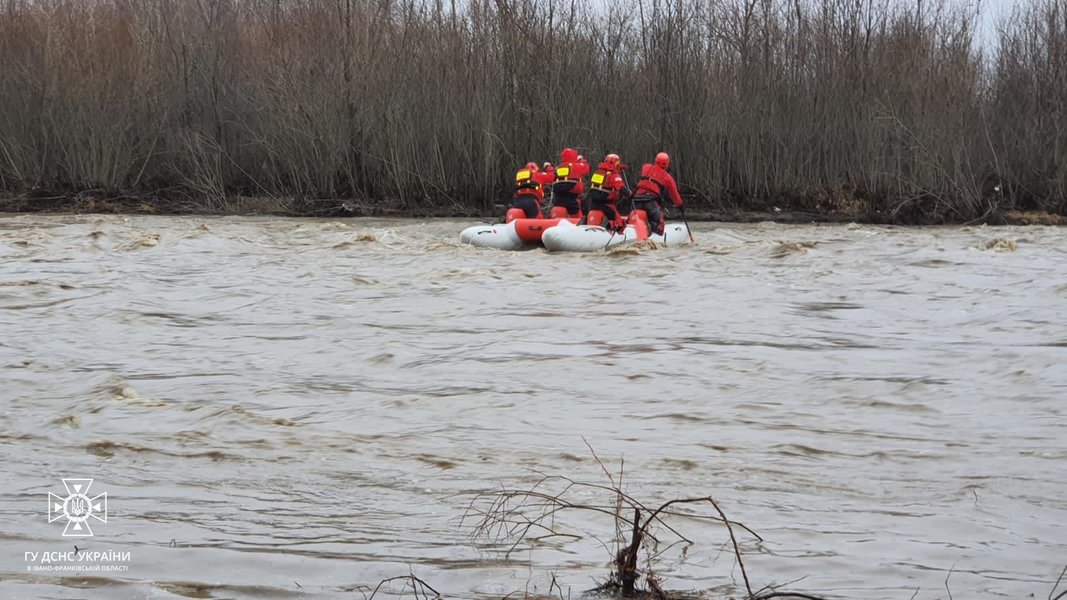 Спасатели, Черемош, Прикарпатье, река, трактор