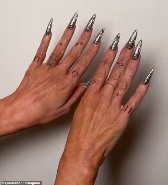 маникюр на Меган Фокс