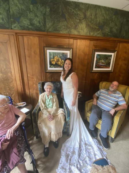 Женщина, которая дожила до 104 лет, рассказала, что выпивает бокал вино или джина каждый вечер, секреты счастливой жизни