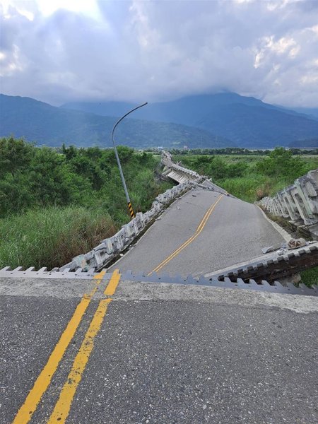 Тайвань землетрясение подземные толчки разрушения сейсмологи цунами тайфун