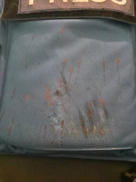 Куртка, журналисты, пулевое отверстие