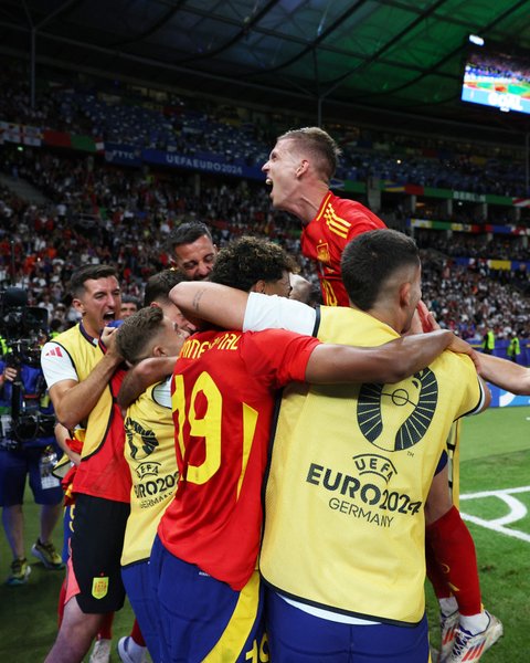 Сборная Испании празднует победу
