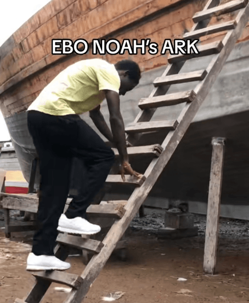 Чоловік знімає себе на тлі великого дерев'яного судна, яке в мережі називають "ковчегом" Ебо Ноя