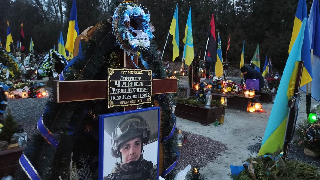 Увечері у світлі вогнів свічок військовий цвинтар ранить до глибини душі
