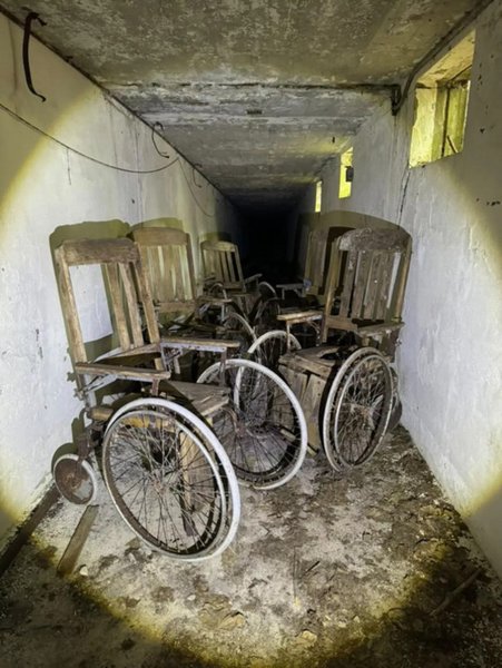 Коридор со старыми тележками