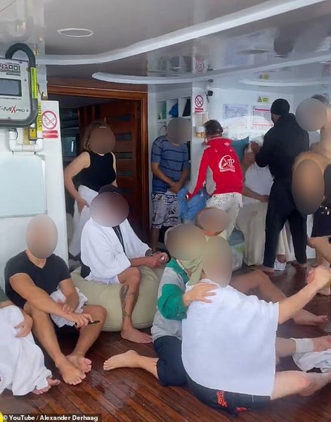 Туристи, що врятувалися з яхти