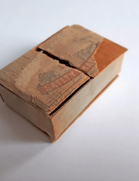 Лист із минулого, старовинний лист, послання, записка, послання в майбутнє, послання майбутнім поколінням, будівельник, на горищі