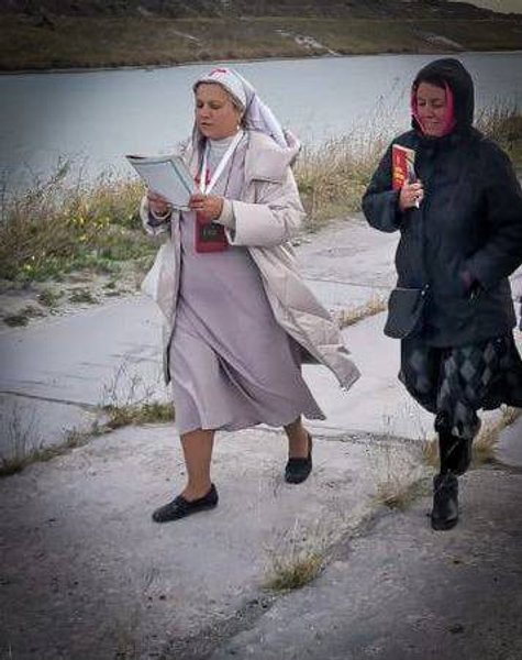 Мариуполь крестный ход верующие РПЦ изганание бесы Азовсталь