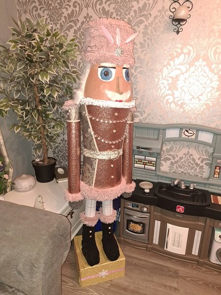 Щелкунчик из подручных средств (фото: nicola.thomas.79462/Facebook)