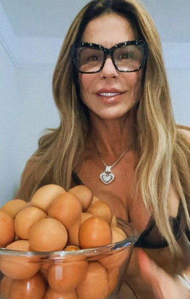 Модель съедает 5400 яиц в год, молодая бабушка, фитнес-модель, лайф-коуч, модель OnlyFans, особая диета, секрет молодости