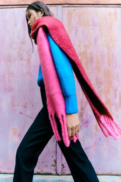 модный шарф, модные тренды, шарф с логотипом, тренды 2022, тренды осень 2022