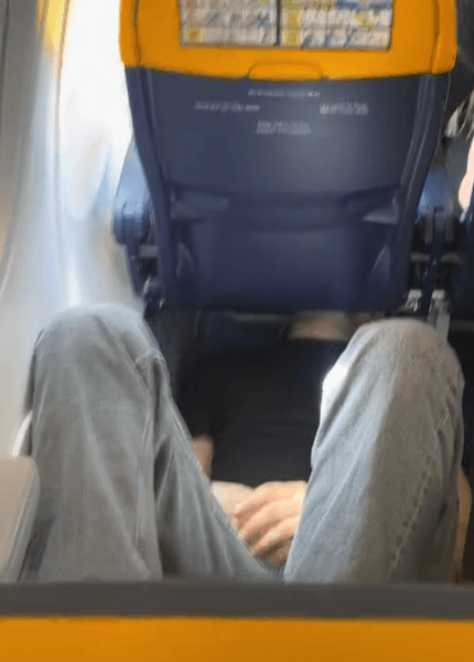 Видео Ryanair, пассажир на полу, сон в самолете, Ryanair, TikTok, уснул в самолете, турбулентность, опасный сон, на борту, поза сна, Ryanair скандал
