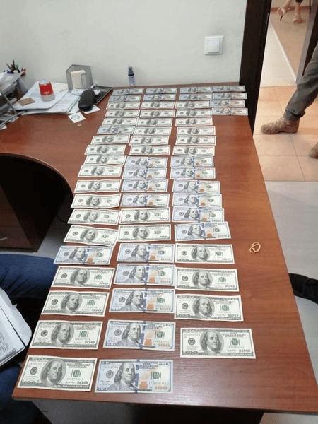 арматури, обшуки, розкрадання, долари, фото