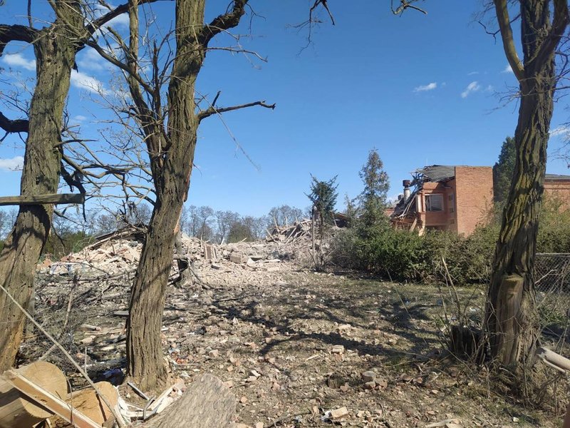 Последствия авиаудара ВС РФ по селу Лизуновка в Черниговской области