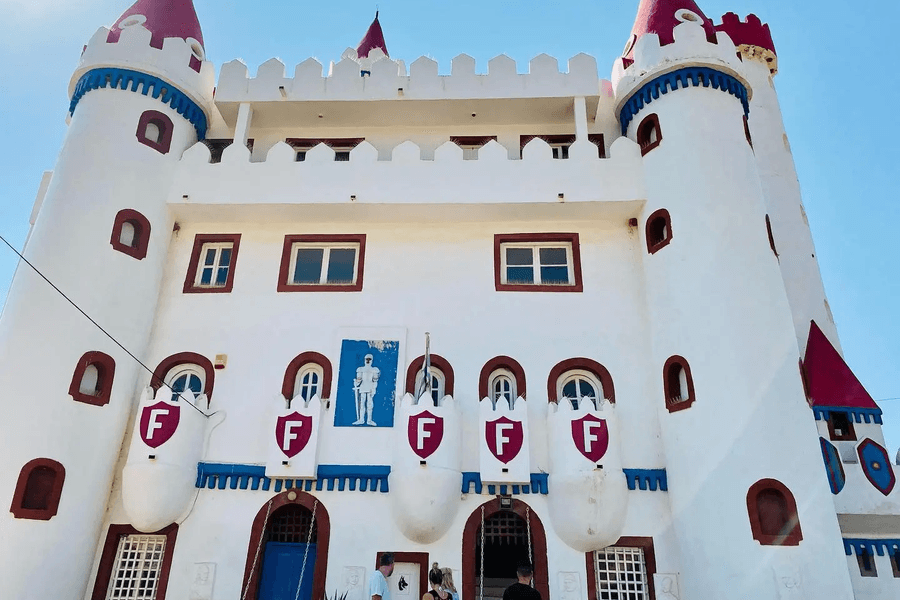 Заброшенный замок, греческий Диснейленд, бросили гнить, жуткие статуи, на страже, гигантский конь, Троянский конь,