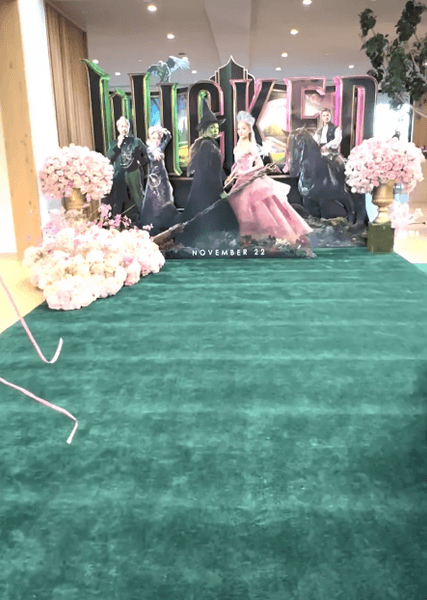 вечеринка в доме Ким Кардашьян, зеленый ковер