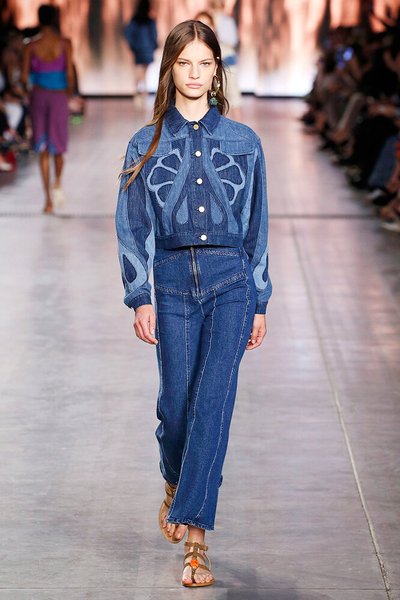 Классические оттенки синего джинсы 2022 фото