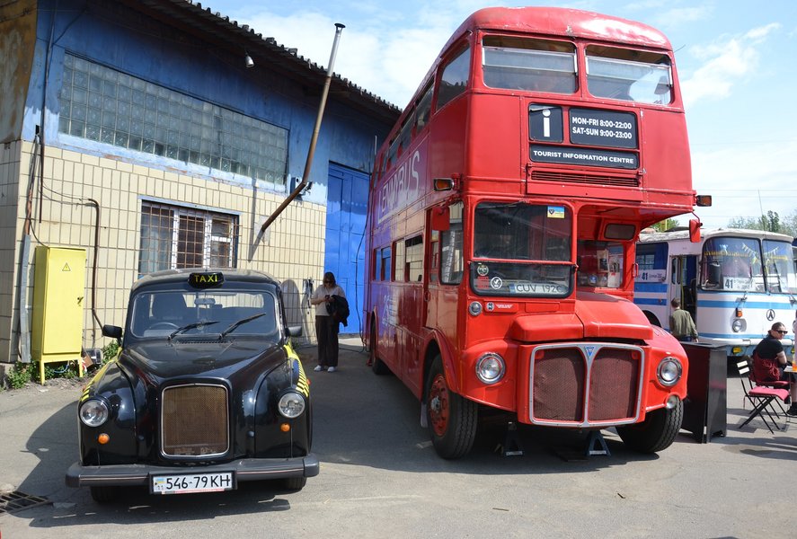 На фестивале продемонстрировали лондонское такси и двухэтажный автобус