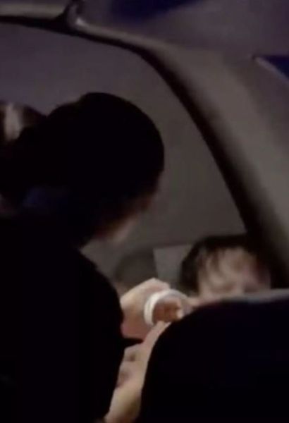 Скандал на борту літака, пасажирка ображала стюардес, їй заклеїли рота скотчем, що вона говорила