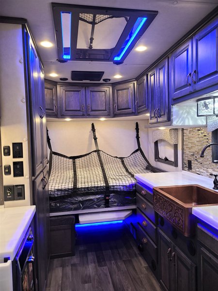 Дом на колесах Volvo VNL