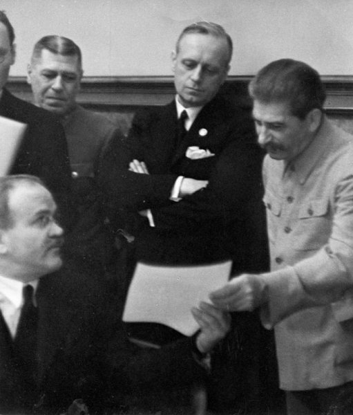 Пакт Молотова-Ріббентропа - підписання договору про дружбу та кордон між СРСР та Німеччиною Пакт Молотова-Ріббентропа, Йосип Сталін, Йоахім фон Ріббентроп, Борис Шапошников, В'ячеслав Молотов