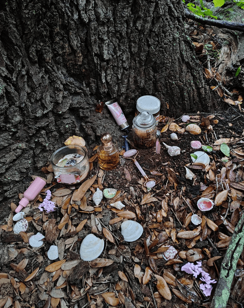 Отец и сын заметили необычные вещи в лесу под деревом, которые напугали пользователей соцсетей