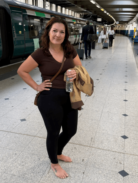 Бриттани Балински ходит босиком