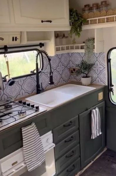 Пара сделала ремонт и живет в фургоне, дом на колесах, помещение, караван до и после ремонта