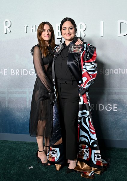 Райли Кио, Лили Гладстон