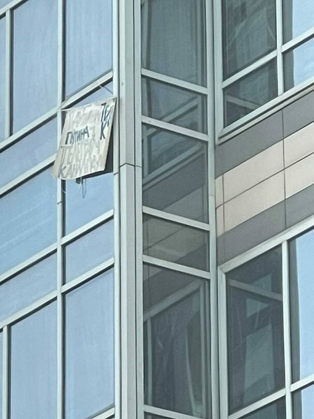 плакат, Алматы, выбросился из окна 17 этажа