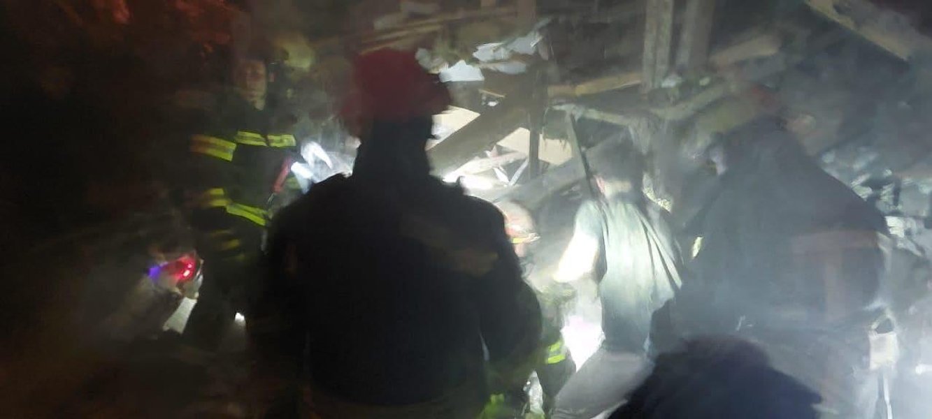 Спасатели, завалы дома, Житомир, авиаудар, авианалет