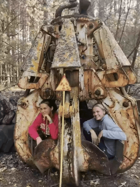 Фото двух женщин, сидящих в гигантском ковше экскаватора в Чернобыле напугало пользователей сети