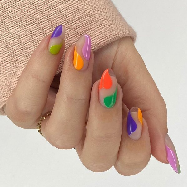 цветной маникюр, цветные волны, тренды маникюра, модный маникюр
