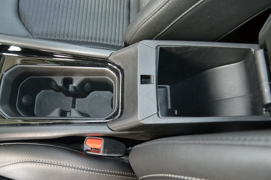 Бокс в подлокотнике достаточно вместительный