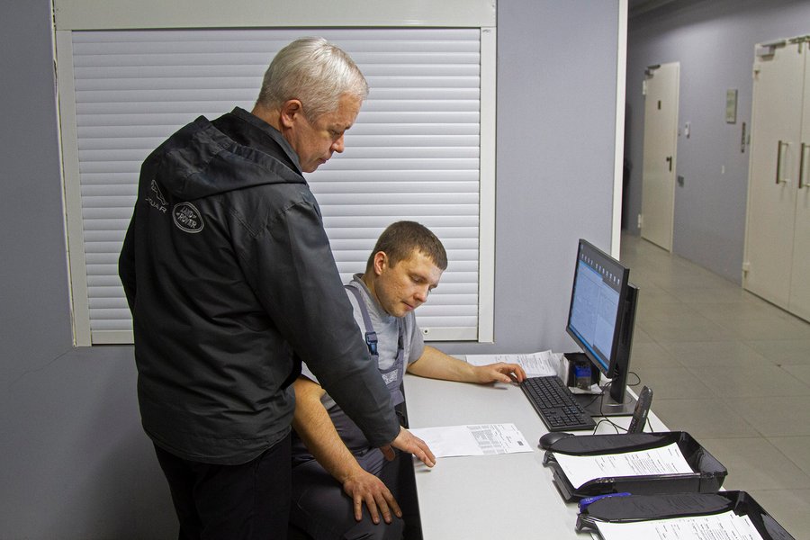 Склад запчастей Jaguar Land Rover Киев Аэропорт — обособленная зона со своим "входным контролем": без накладной механику не выдадут необходимые детали