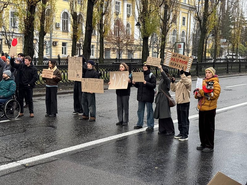 Протест у Києві протестувальники перекивають бульвар Тараса Шевченка