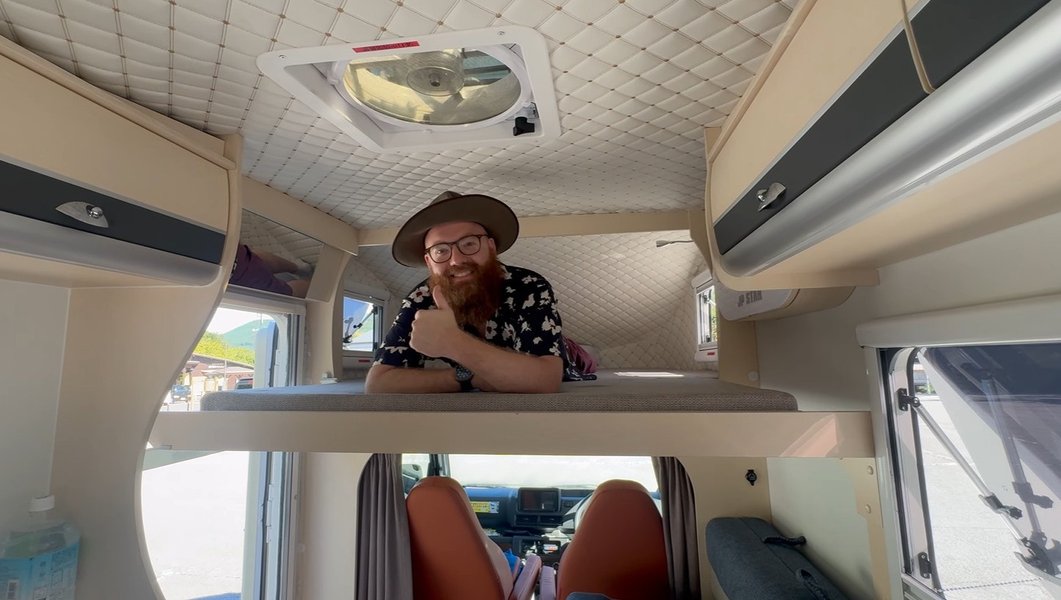 Над кабиной водителя установили двуспальную кровать