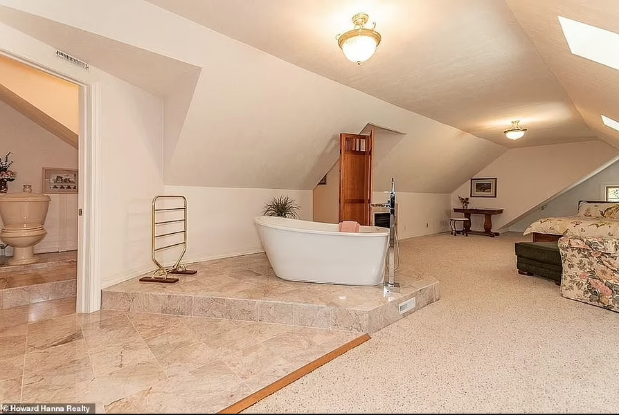 Одна із шести спалень у будинку.