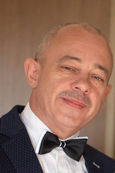 

Ігор Цмінський: "Якщо детективові щось загрожує, йому краще вирощувати квіти. Бійки, переслідування, перестрілки — це кіно. Професіоналізм — це виконувати своє завдання та не влипати ні в які "кіношні" ситуації"
