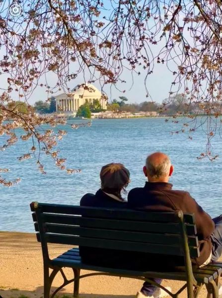 Пара в США привлекла внимание уличного фотографа, он сделал снимок, который стал сенсацией в социальных сетях, подробности