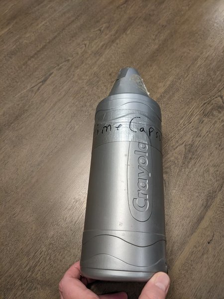 Чоловік знайшов капсулу часу, в якій знайшов речі для людей, які живуть у майбутньому