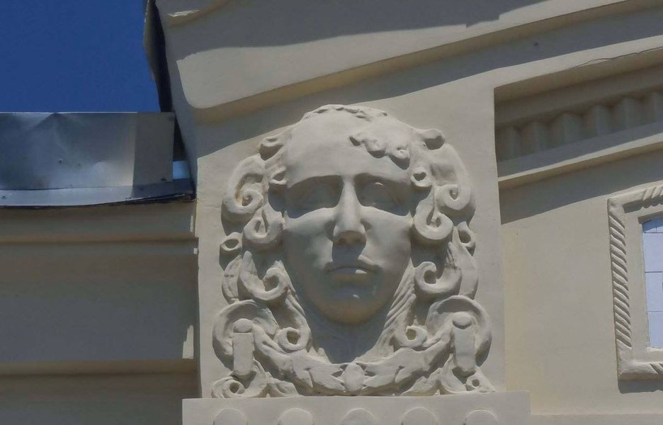 Оккупанты затенили маскароны в Мариуполе