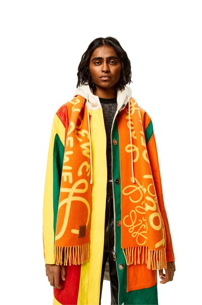 модный шарф, модные тренды, шарф с логотипом, тренды 2022, тренды осень 2022