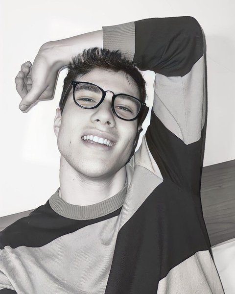 Самый красивый мужчина Италии 2019, модель, звездная жизнь, звезда соцсетей, решил статься священником, бросил все,