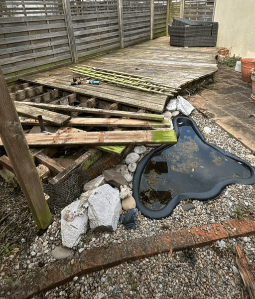 Жінка в саду, знахідка в саду, знайшла схованку в саду, жінка купила будинок, нове житло, сміття в саду, настил у саду, ставок у саду,